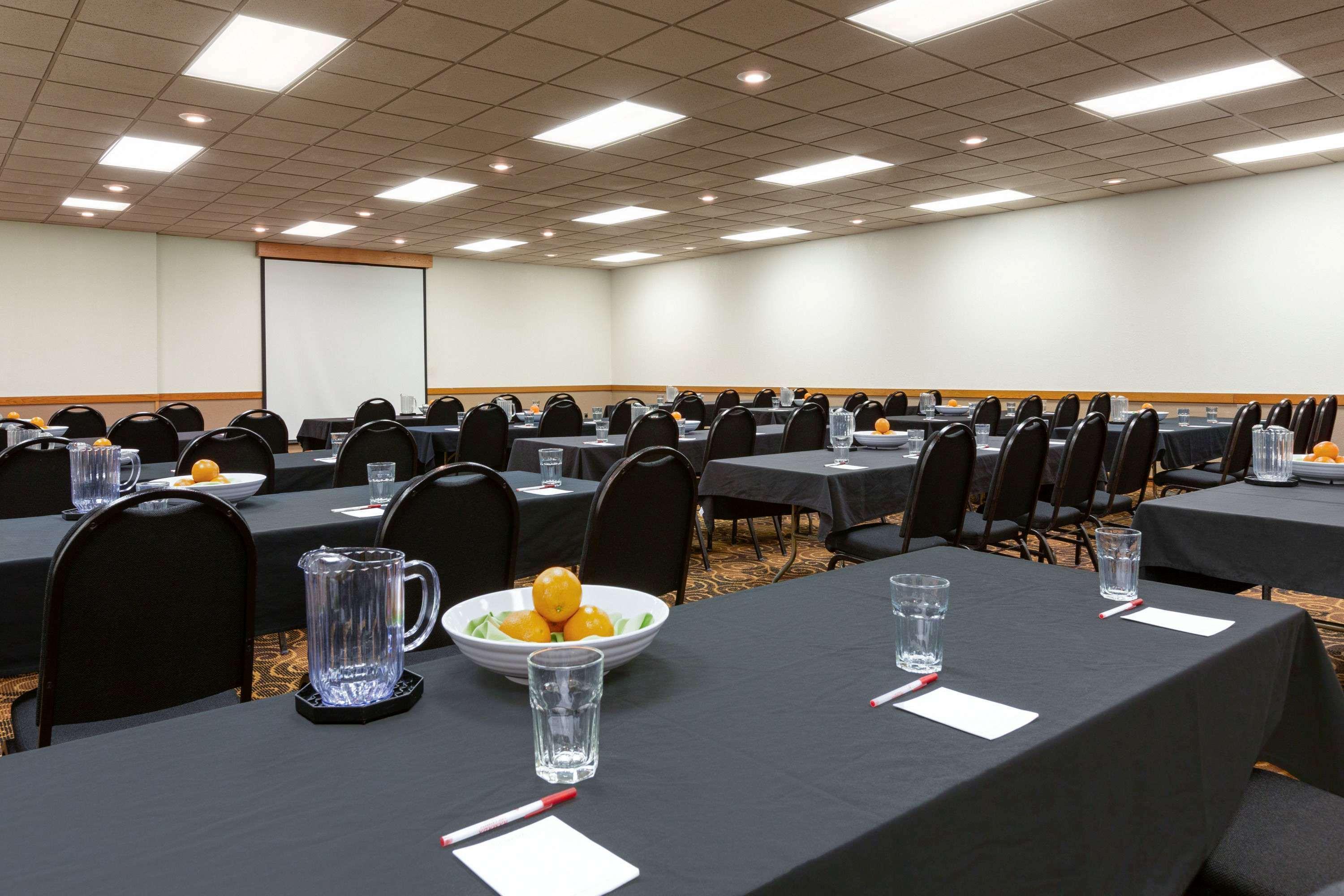 Ramada By Wyndham Bismarck Hotel Ngoại thất bức ảnh