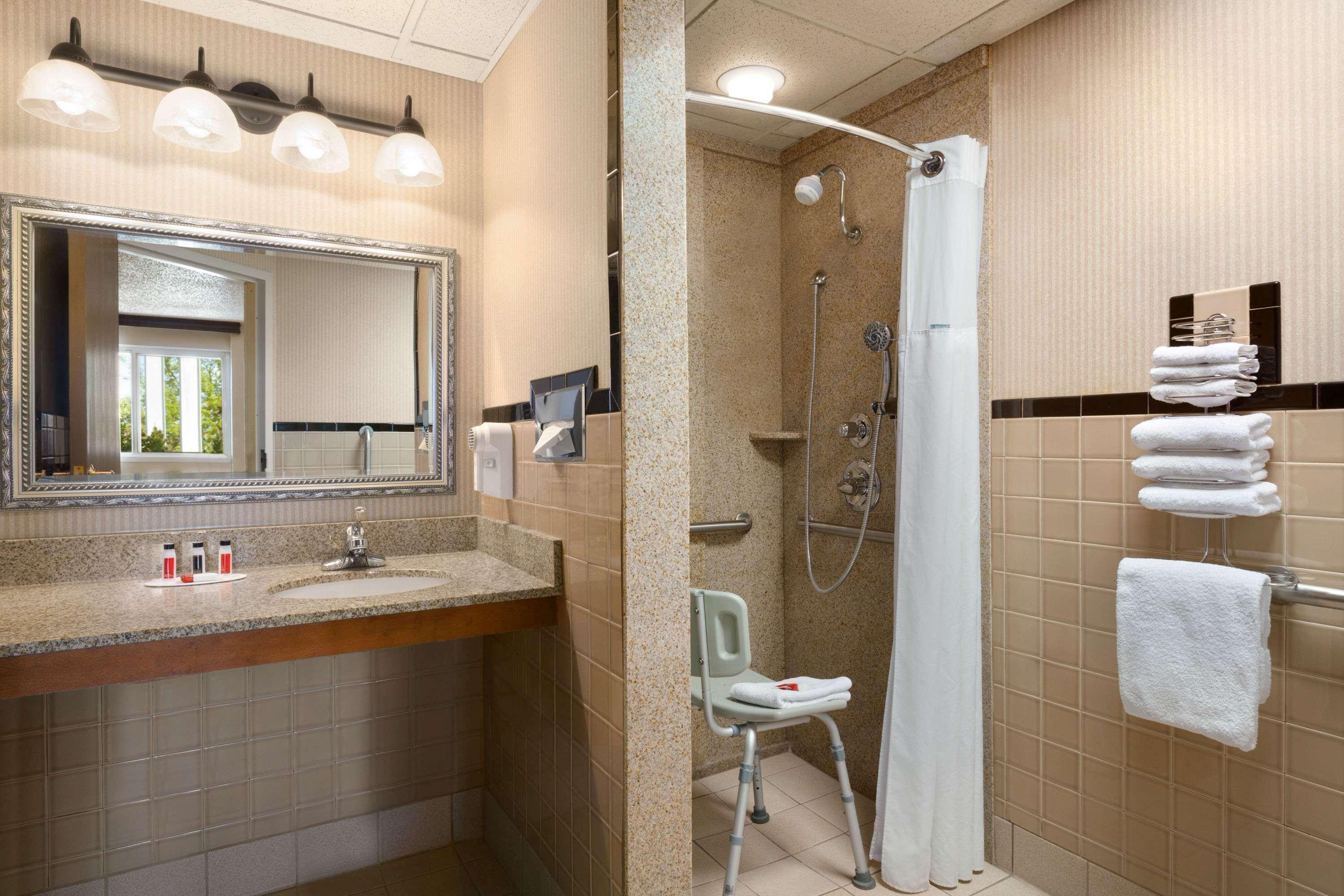 Ramada By Wyndham Bismarck Hotel Ngoại thất bức ảnh